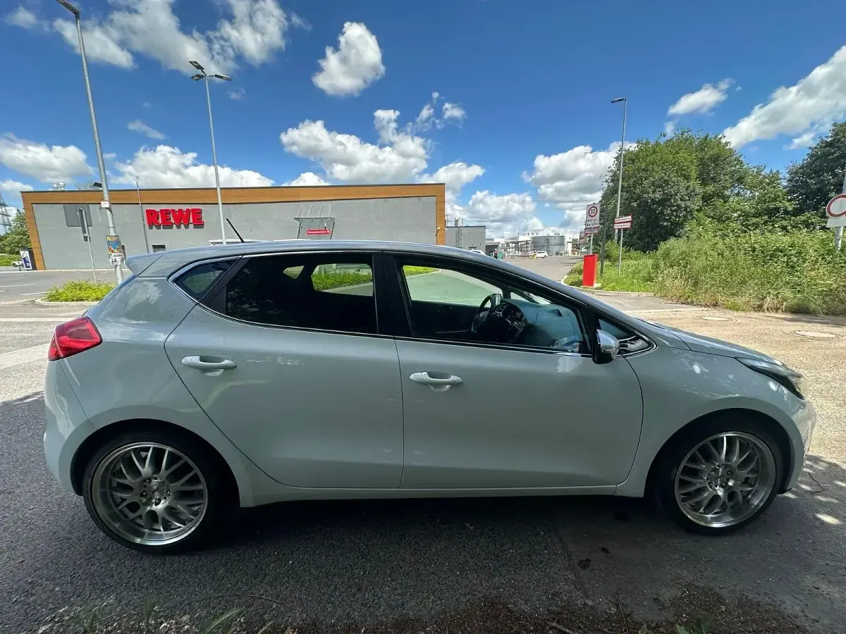 Gebraucht Kia Ceed Spirit 101 PS (74 kW) 2014 Weiß Kleinwagen