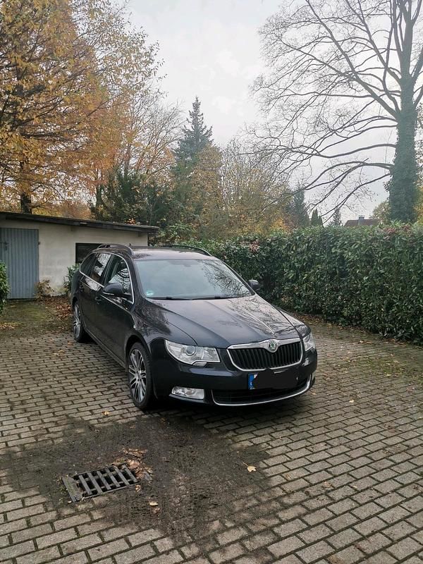 Gebraucht Skoda Superb 140 PS (102 kW) 2012 Schwarz Kombi