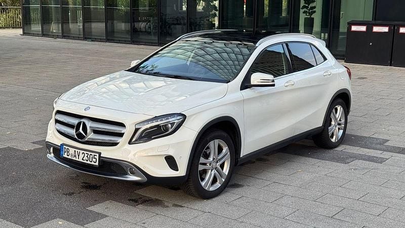 Weiß Gebraucht 2015 Mercedes GLA220 Urban SUV | 13.900 € (Guter Preis) - Bild 1/4