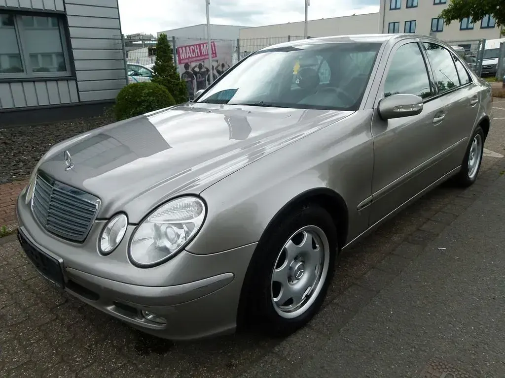 Gebraucht Mercedes E220 150 PS (110 kW) 2003 Silber Limousine