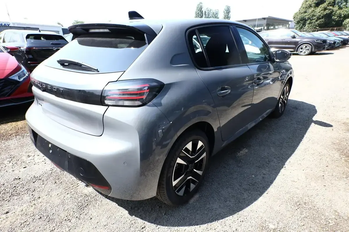 Neu Peugeot 208 Allure 101 PS (74 kW) 2025 Selenium grau metallic Kleinwagen