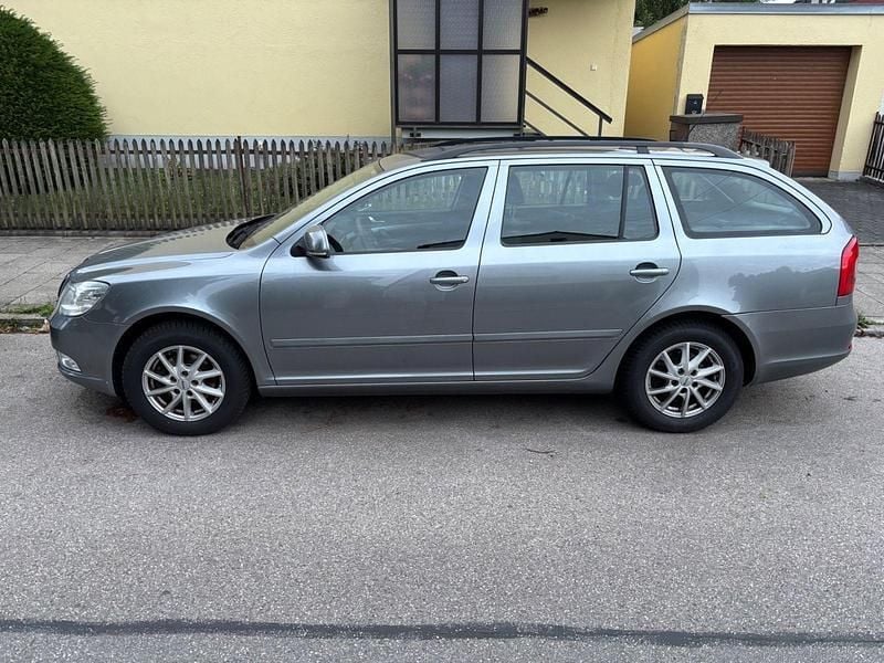 Grau Gebraucht 2012 Skoda Octavia Ambition Kombi | 5.750 € (Superpreis) - Bild 1/4