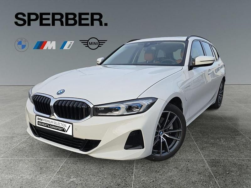 Weiß Gebraucht 2024 BMW 330e Sport Line Limousine | 43.020 € (Fairer Preis) - Bild 1/4
