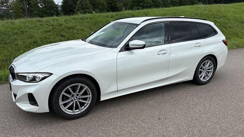Weiß Gebraucht 2024 BMW 318 Comfort Edition Kombi | 29.990 € (Superpreis) - Bild 1/4