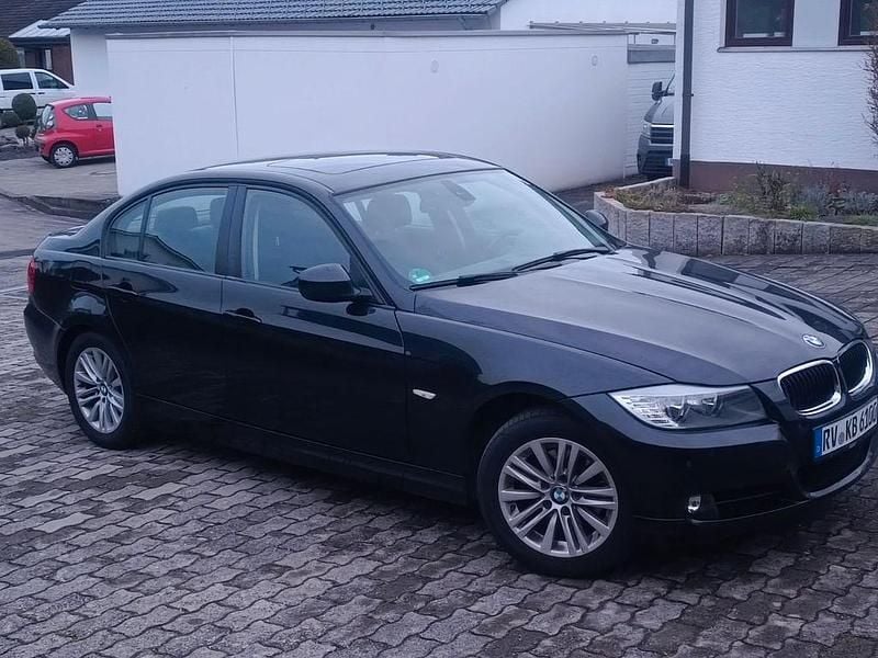 Gebraucht BMW 318 143 PS (105 kW) 2011 Schwarz Limousine