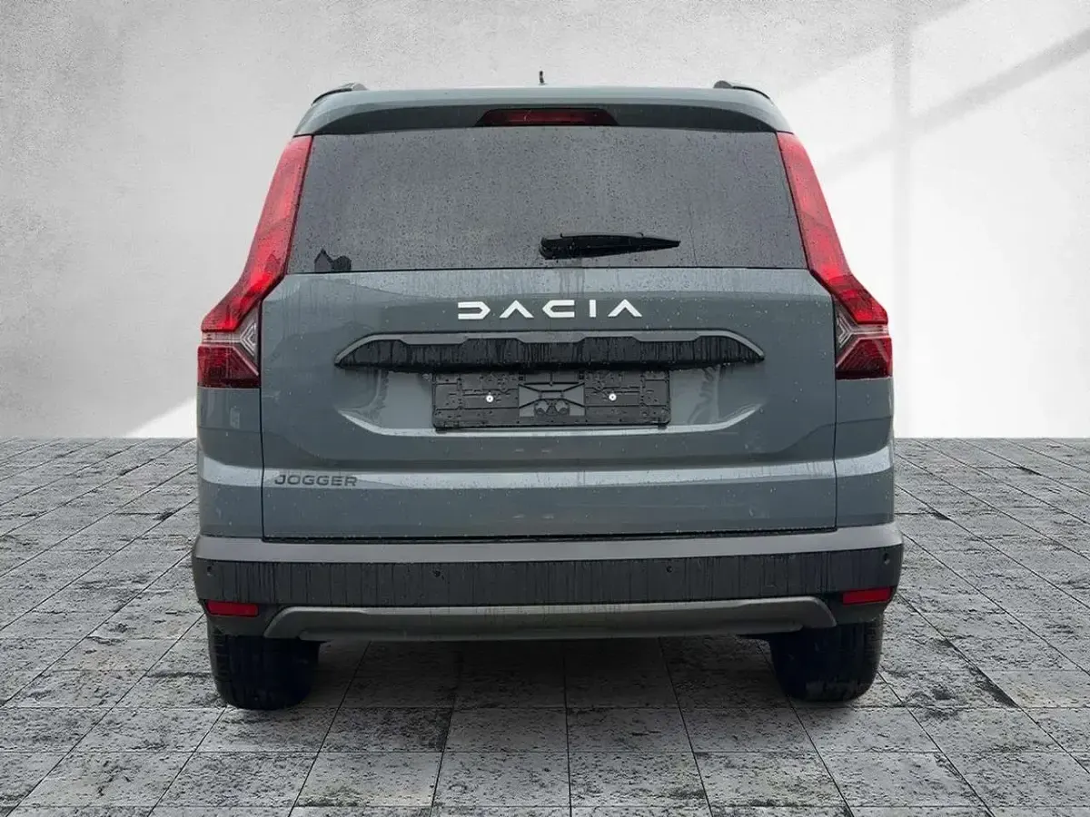 Gebraucht Dacia Jogger Expression 110 PS (80 kW) 2025 Städtisches grau Van / Kleinbus