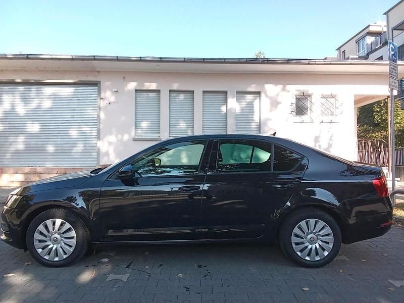 Schwarz Gebraucht 2017 Skoda Octavia Limousine | 7.900 € (Superpreis) - Bild 1/4