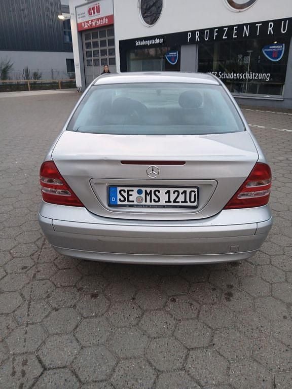 Second-hand Mercedes C180 Elegance 143 CP (105 kW) 2003 Argintiu Berlinǎ