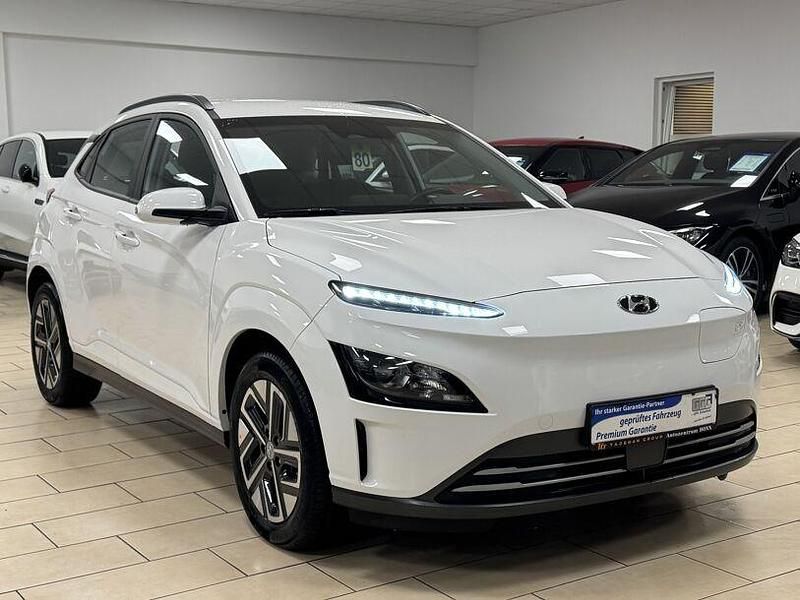 Gebraucht Hyundai Kona Select 100 kW (136 PS) 2023 Weiß SUV