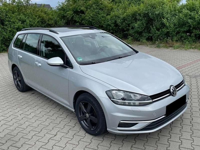 Silber Gebraucht 2017 VW Golf VII Limousine | 13.000 € (Etwas zu teuer) - Bild 1/4