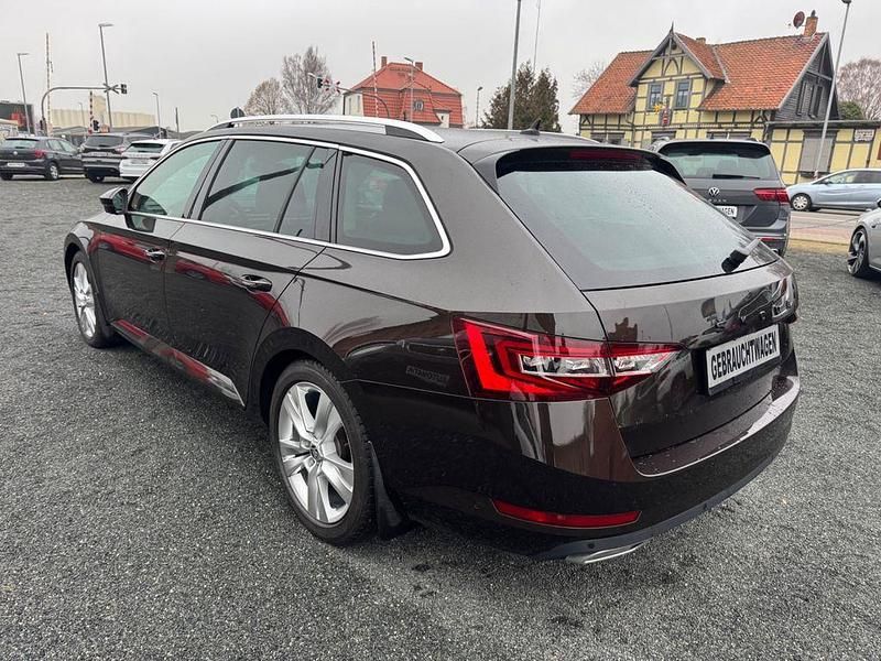 Gebraucht Skoda Superb LAURIN & KLEMENT 220 PS (161 kW) 2016 Braun Kombi