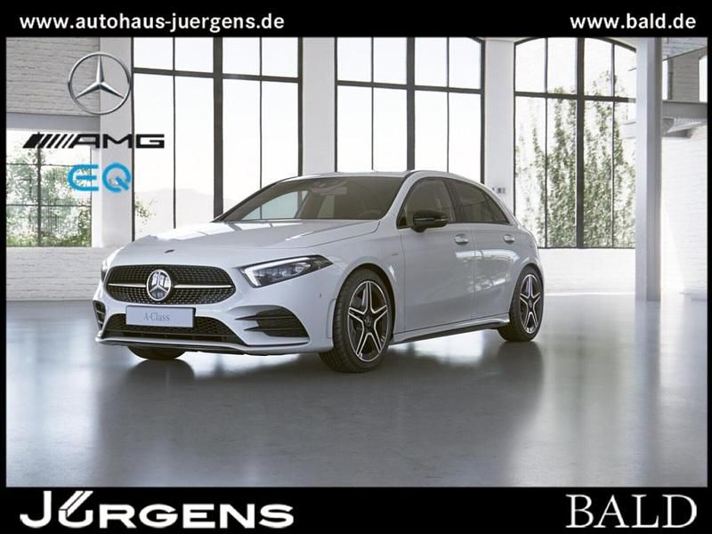 Weiss unilack polarweiß Gebraucht 2021 Mercedes A200 AMG Limousine | 25.910 € (Fairer Preis) - Bild 1/4