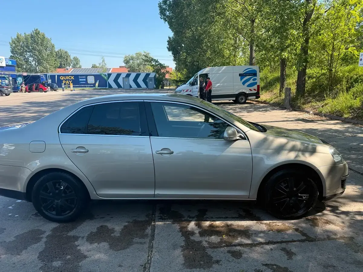 Brugt VW Jetta 105 HK (77 kW) 2005 Guld Sedan