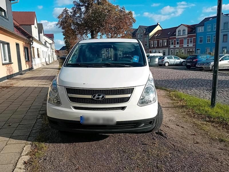 Weiß Gebraucht 2012 Hyundai H-1 Van / Kleinbus | 5.500 € (Guter Preis) - Bild 1/4