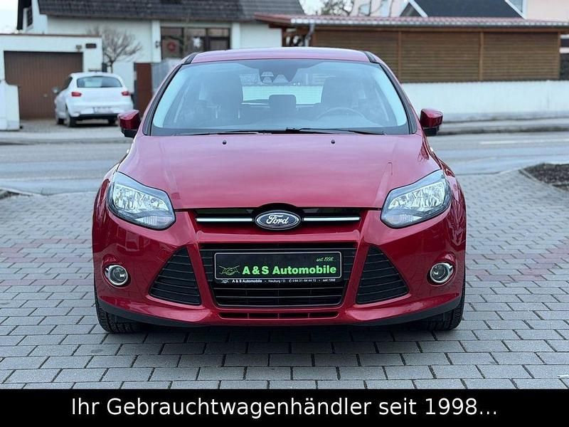 Second-hand Ford Focus Titanium 182 CP (133 kW) 2011 Roșu Berlinǎ