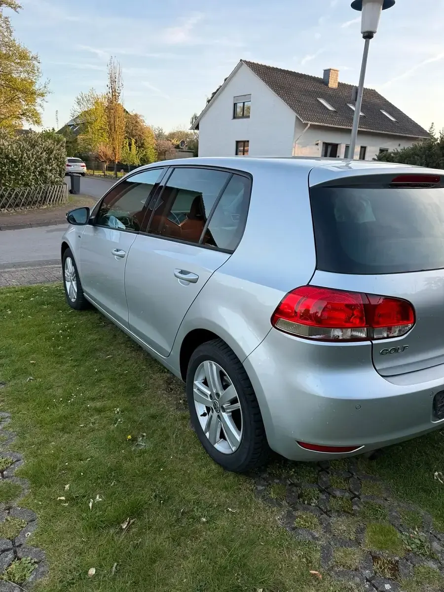 Gebraucht VW Golf VII Match 105 PS (77 kW) 2012 Silber Limousine