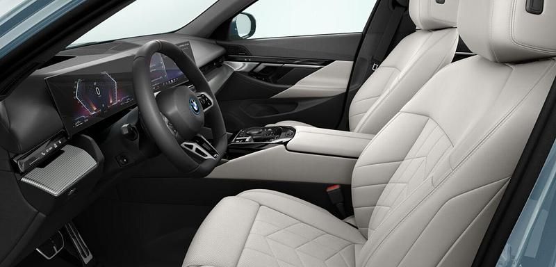 Gebraucht BMW 550e Comfort Edition 489 PS (359 kW) 2025 Grün Limousine