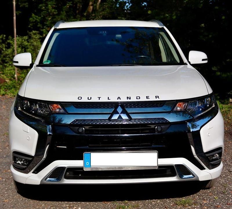 Weiß Gebraucht 2020 Mitsubishi Outlander P-HEV SUV | 21.500 € (Fairer Preis) - Bild 1/4