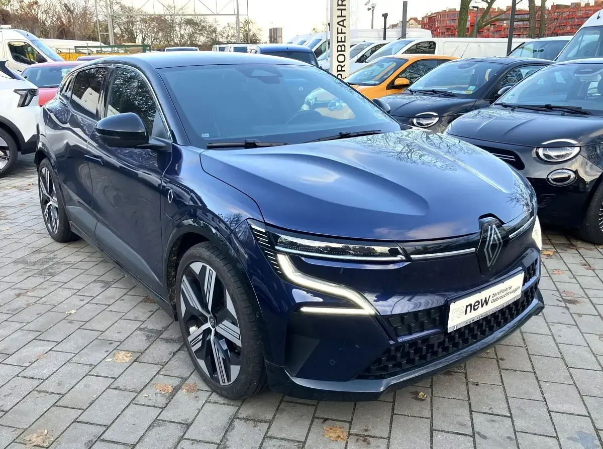 Używany Renault Megane E-Tech Iconic 161 kW (220 KM) 2022 Niebieski Sedan/Limuzyna