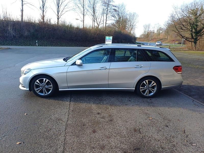 Silber Gebraucht 2015 Mercedes E220 Kombi | 15.900 € (Fairer Preis) - Bild 1/4