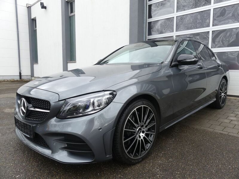Grau Gebraucht 2018 Mercedes C220 AMG line Limousine | 34.900 € (Teuer) - Bild 1/4