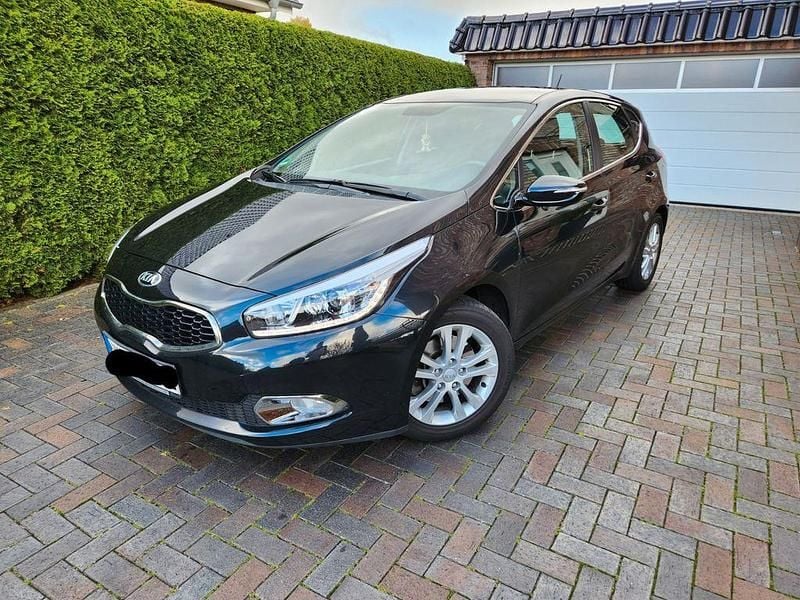 Schwarz Gebraucht 2014 Kia Ceed GT Vision Limousine | 8.800 € (Superpreis) - Bild 1/4