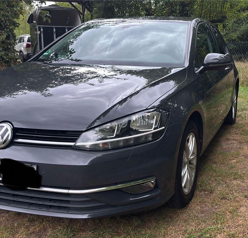 Grau Gebraucht 2017 VW Golf VII Comfortline Limousine | 11.999 € (Superpreis) - Bild 1/4