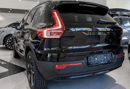 Neu Volvo XC40 Plus 163 PS (119 kW) 2025 Schwarz SUV