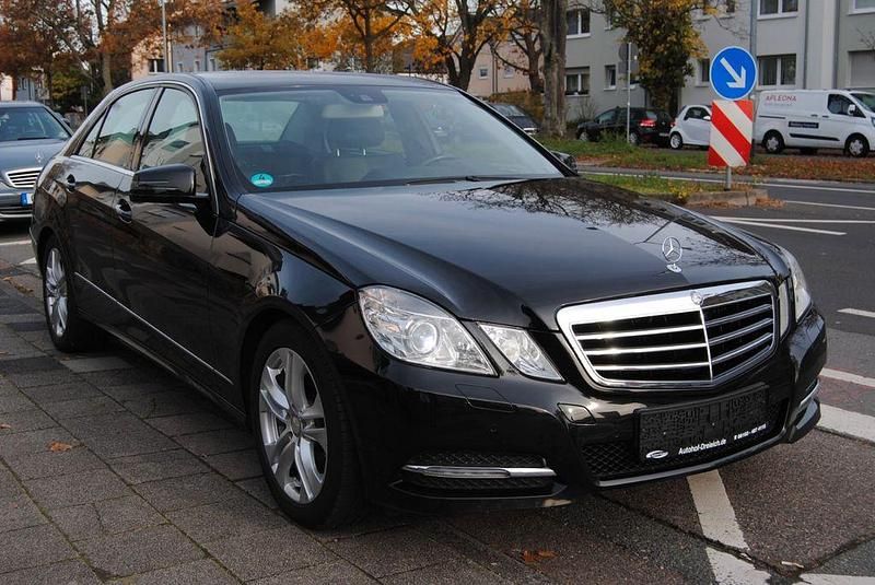 Gebraucht Mercedes E200 184 PS (135 kW) 2012 Schwarz Limousine