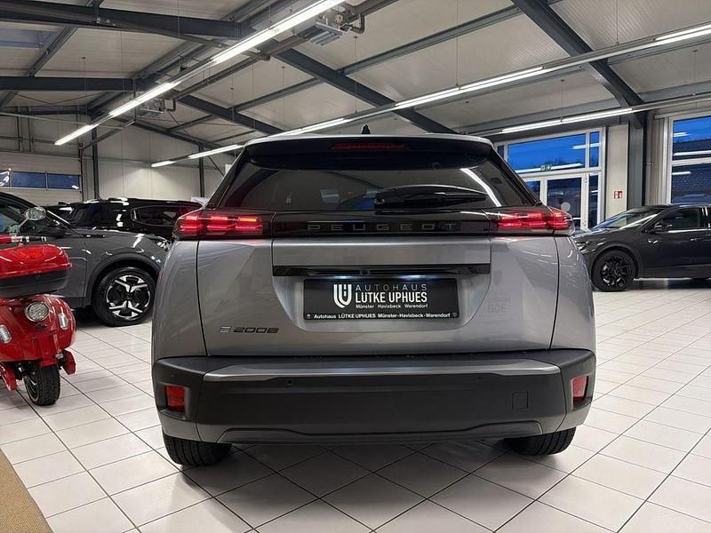 Neu Peugeot e-2008 Allure 114 kW (156 PS) 2025 Grau SUV