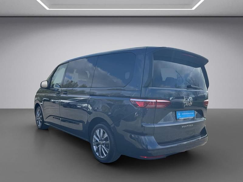 Gebraucht VW Multivan Life 150 PS (110 kW) 2023 Starlight blue Van / Kleinbus