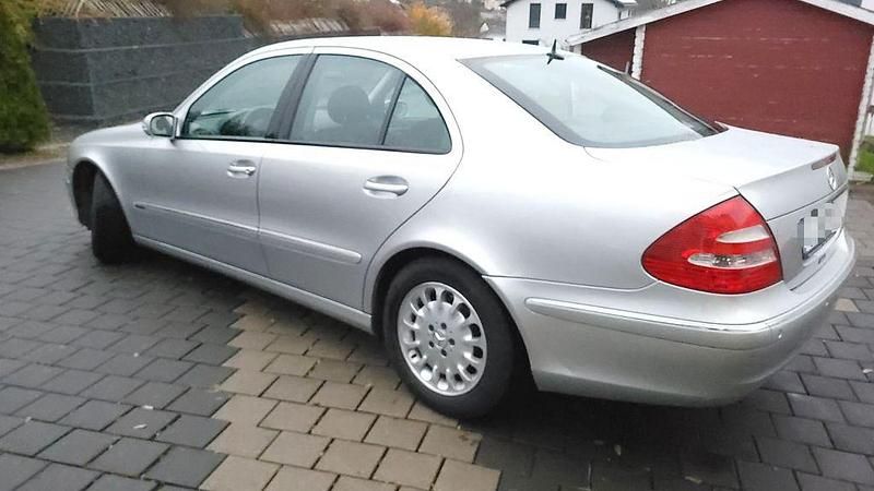 Gebraucht Mercedes E200 Elegance 163 PS (119 kW) 2003 Silber Limousine