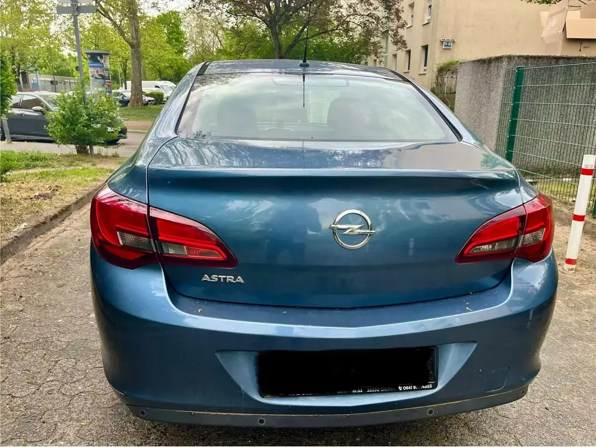 Używany Opel Astra 116 KM (85 kW) 2014 Sedan/Limuzyna