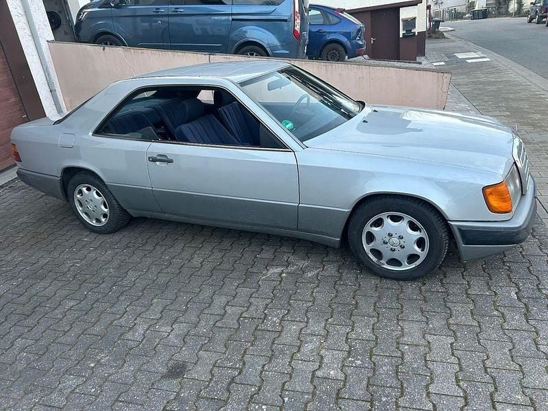 Gebraucht Mercedes E300 179 PS (131 kW) 1988 Silber Coupé