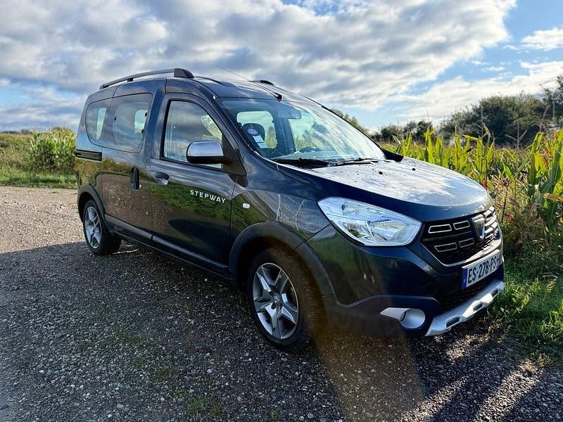 Grau Gebraucht 2017 Dacia Dokker Stepway Van | 11.000 € (Etwas zu teuer) - Bild 1/4