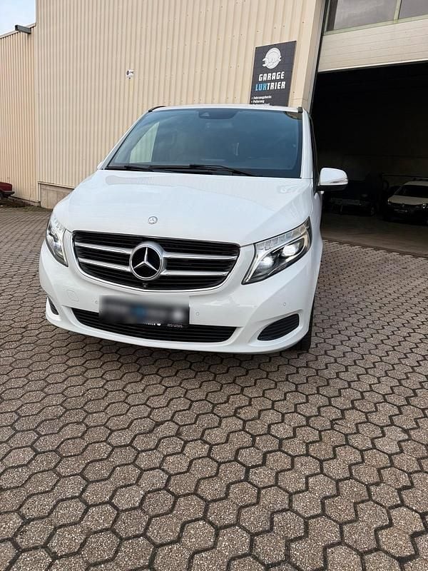 Weiß Gebraucht 2015 Mercedes V250 Van / Kleinbus | 28.400 € (Guter Preis) - Bild 1/4
