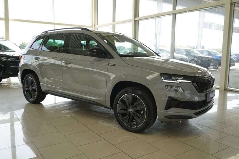 Steel grau Neu 2025 Skoda Karoq SportLine SUV | 35.410 € (Fairer Preis) - Bild 1/4