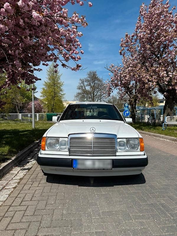 Gebraucht Mercedes E230 136 PS (100 kW) 1991 Weiß Limousine