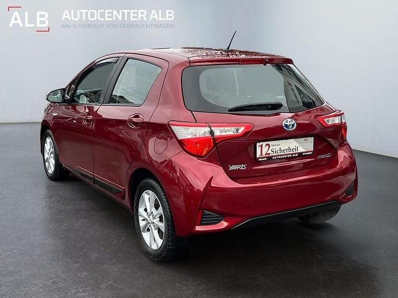 Gebraucht Toyota Yaris 73 PS (53 kW) 2018 Rot Limousine