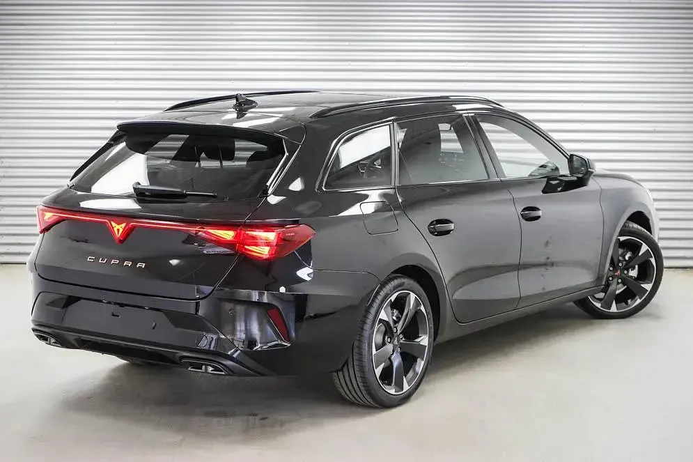 Neu Cupra Leon 150 PS (110 kW) 2026 Midnight black metallic (0e) Kombi