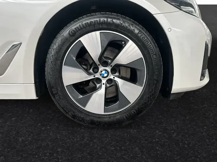 Gebraucht BMW 520 Efficient Dynamics 190 PS (139 kW) 2022 Mineralweiß metallic Kombi
