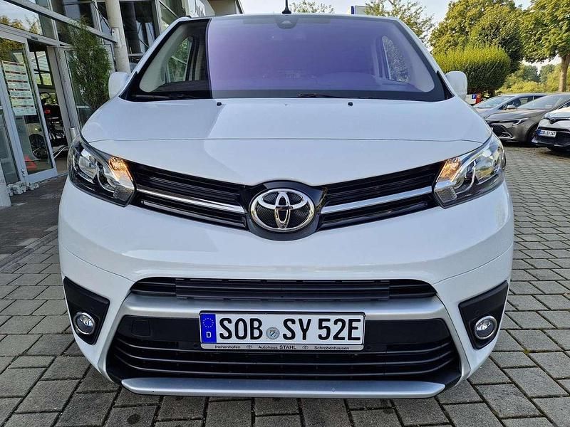 Icy white Gebraucht 2023 Toyota Proace Verso Team Kombi | 52.360 € - Bild 1/4
