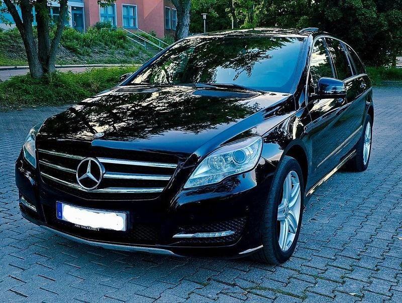 Schwarz Gebraucht 2011 Mercedes R350 AMG Van / Kleinbus | 16.900 € - Bild 1/4
