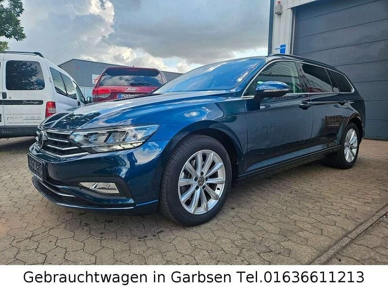 Aquamarinblau metallic Gebraucht 2023 VW Passat Kombi | 33.399 € (Superpreis) - Bild 1/4