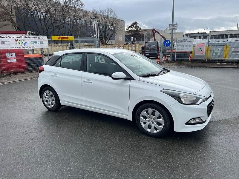 Gebraucht Hyundai i20 84 PS (61 kW) 2017 Weiß Limousine