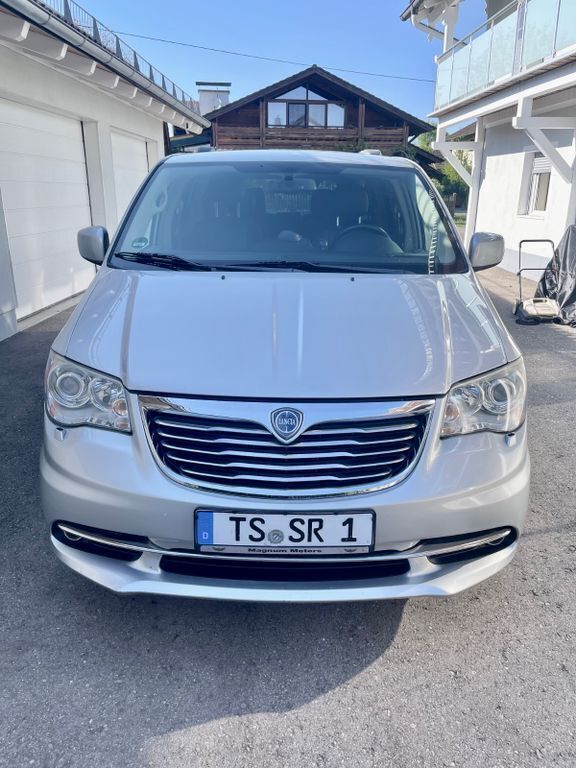 Silber Gebraucht 2012 Lancia Voyager Gold Van / Kleinbus | 10.490 € - Bild 1/4