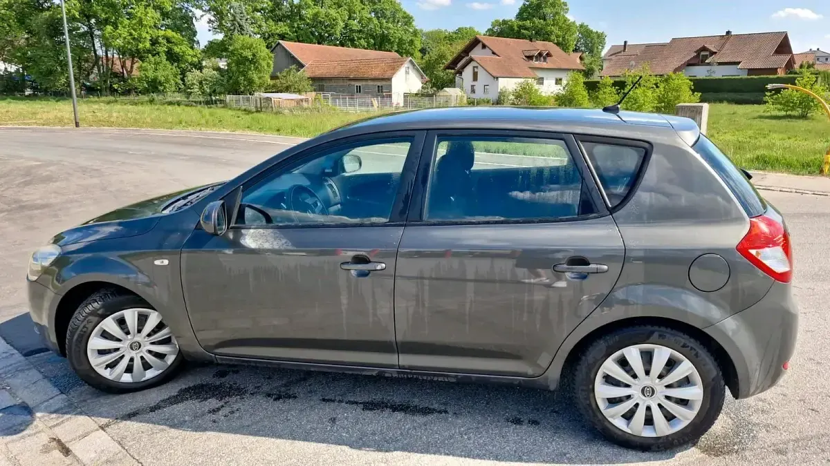 Używany Kia Ceed 90 KM (66 kW) 2011 Szary Hatchback