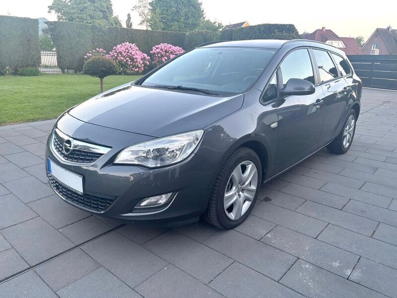 Grau Gebraucht 2012 Opel Astra Edition Kombi | 2.955 € - Bild 1/4