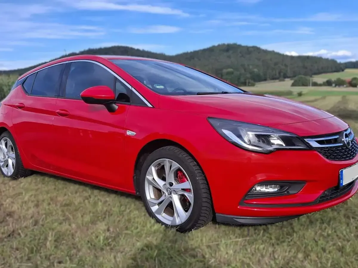Używany Opel Astra Innovation 200 KM (147 kW) 2016 Czerwony Sedan/Limuzyna