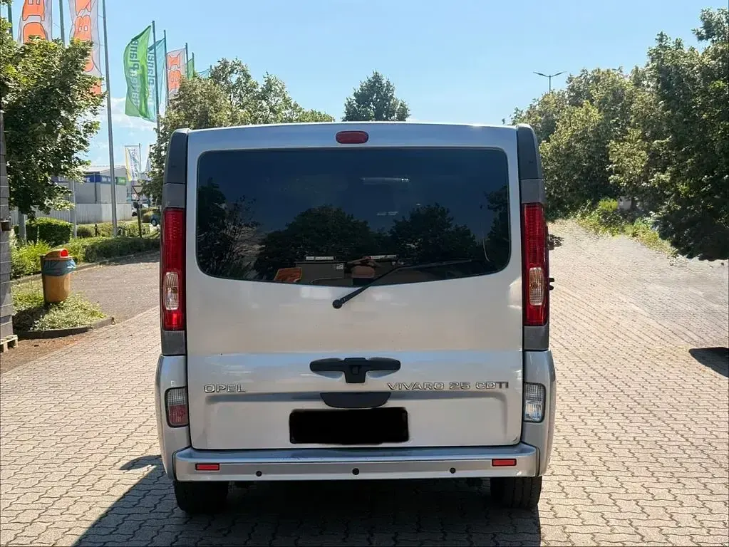 Gebraucht Opel Vivaro 145 PS (106 kW) 2008 Silber Van / Kleinbus